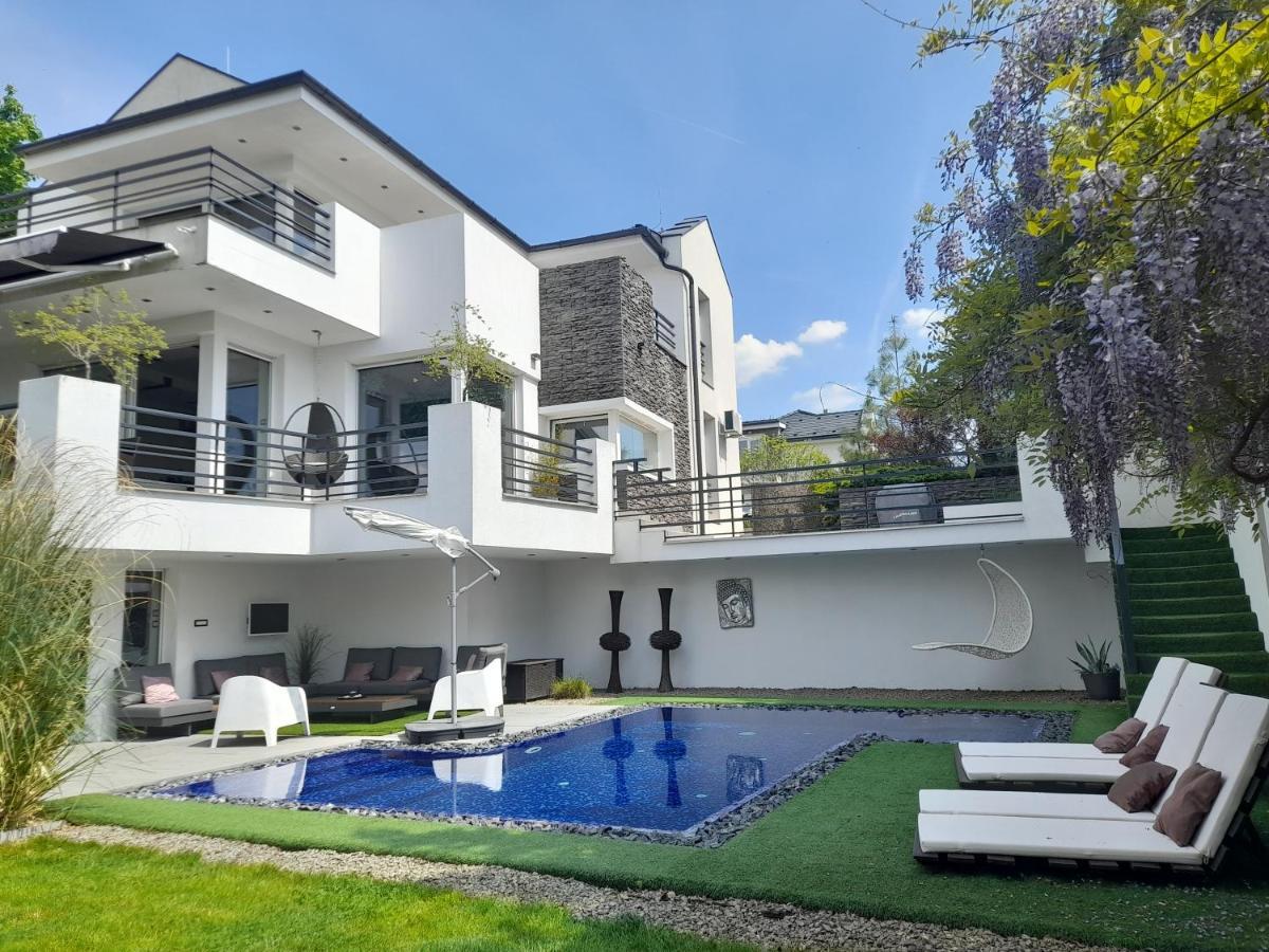 Private Family Villa Budaors Bagian luar foto